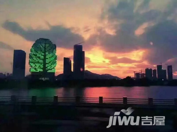 【横琴·梧桐树】梧桐树位于横琴自贸区高端项目集聚的横琴口岸服务区,与澳门隔河相望,陆地连接仅一桥之距,经港珠澳大桥*直达香港,24*通关享高效畅通。 “凤凰来兮,非梧桐不栖”。梧桐树大厦外墙设计融合了中国传统文化梧桐树的造型元素,*当代建筑设计的潮流,形成*的树形设计外观。户型154-353空间自由组合,4.